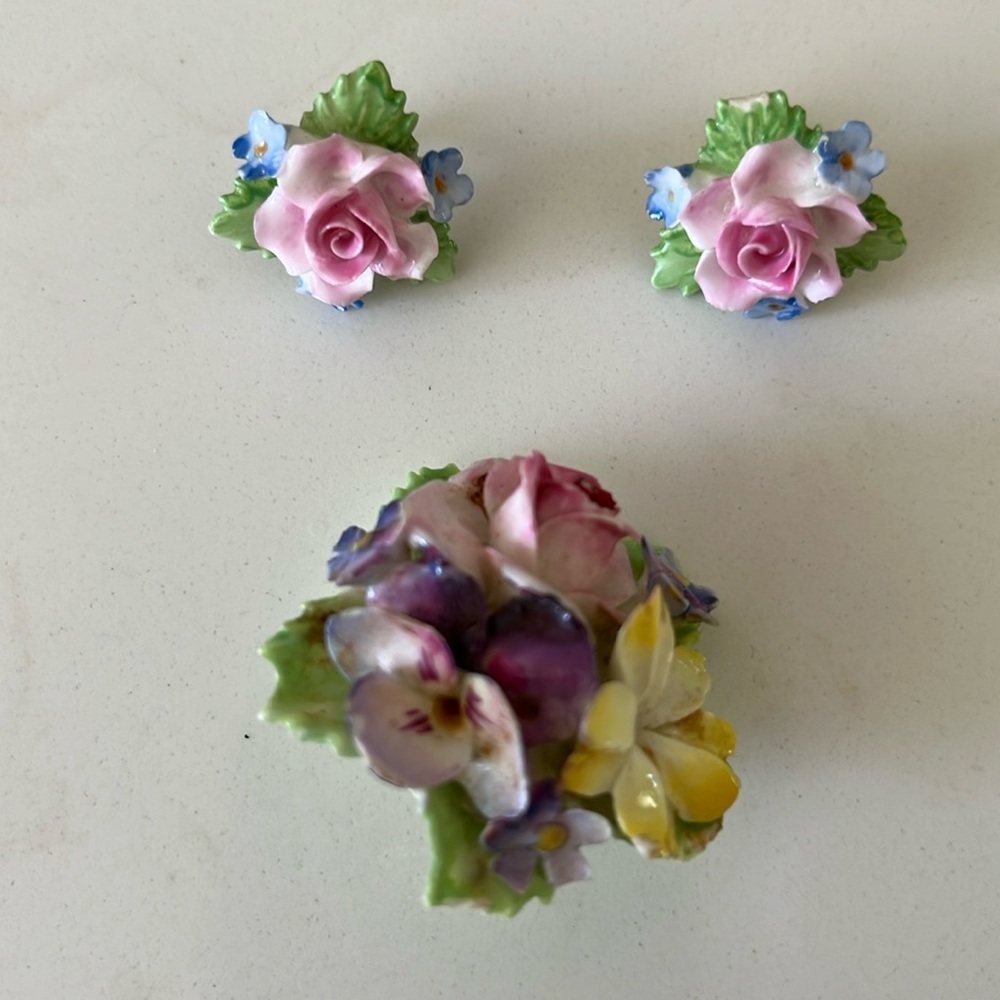 💕🎉 HOST PICK🎉💕 Antique English fine porcelain flower pin and earring set.